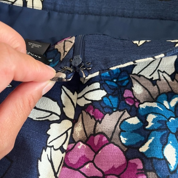 Ann Taylor Floral Lined Pencil Skirt
Side Zip Navy Blue Size 0 - Picture 9 of 9